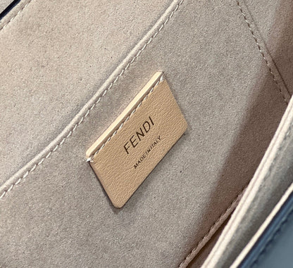 BOLSO FENDI KANI 26 EN PIEL DE BECERRO FFF MEZCLA NEGRA Y MARRÓN CHOCOLATE CON HERRAJES DORADOS