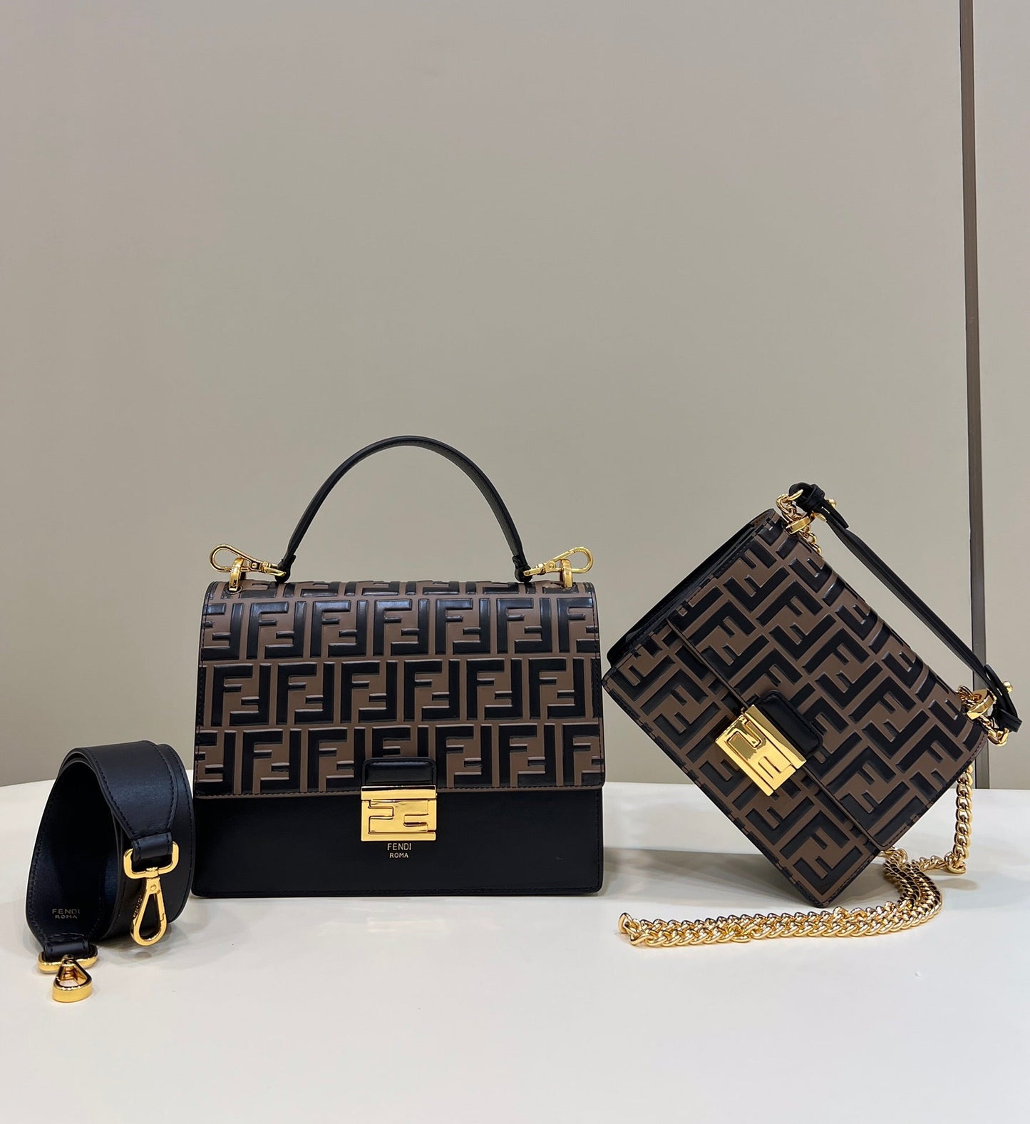 BOLSO FENDI KANI 26 EN PIEL DE BECERRO FFF MEZCLA NEGRA Y MARRÓN CHOCOLATE CON HERRAJES DORADOS