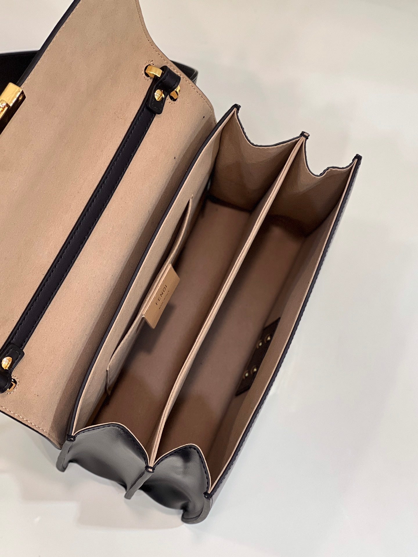 BOLSO FENDI KANI 26 EN PIEL DE BECERRO FFF MEZCLA NEGRA Y MARRÓN CHOCOLATE CON HERRAJES DORADOS