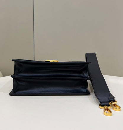 BOLSO FENDI KANI 26 EN PIEL DE BECERRO FFF MEZCLA NEGRA Y MARRÓN CHOCOLATE CON HERRAJES DORADOS