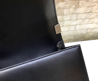 BOLSO NIÑO MEDIANO 25 PIEL DE CORDERO ACOLCHADA NEGRA HERRAJES DE RUTENIO ENVEJECIDO