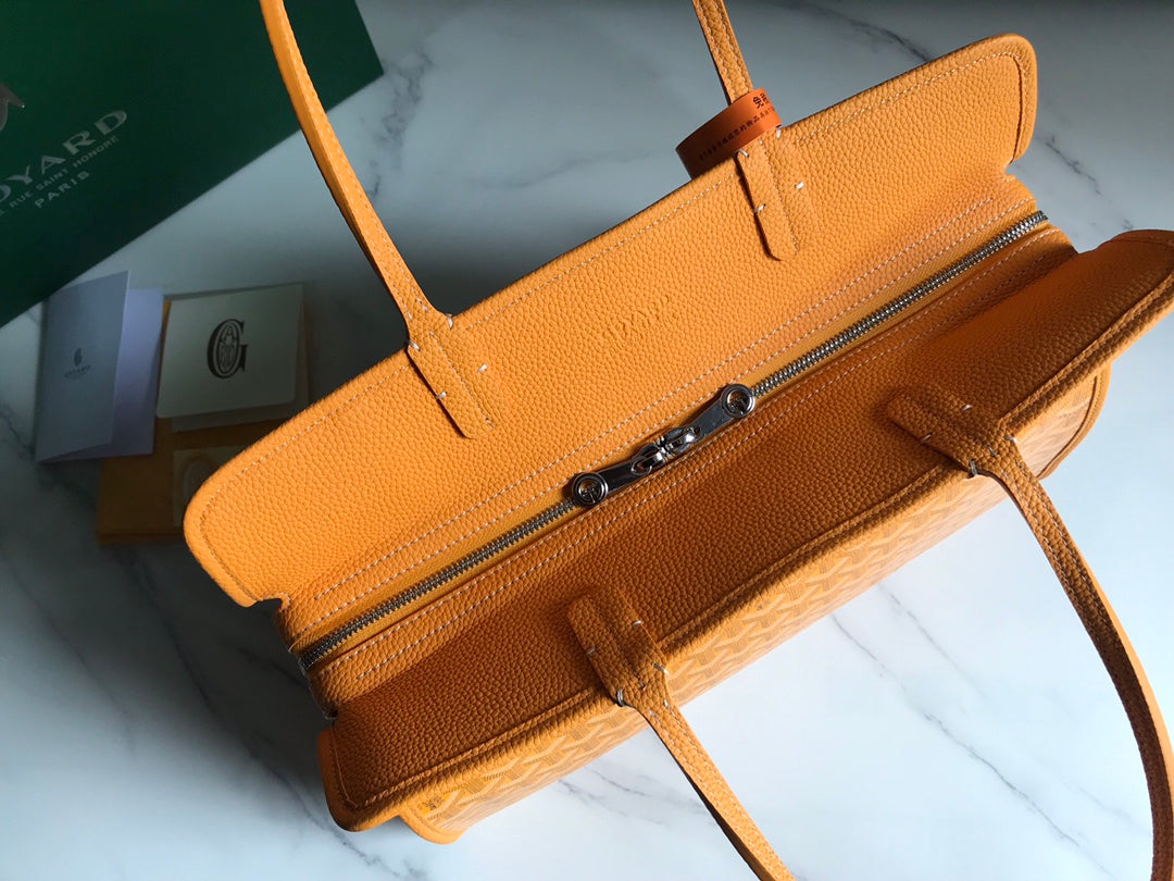 BOLSO HARDY PM 40 EN LONA GOYARDINE AMARILLA Y ADORNO DE CUERO TAURILLON