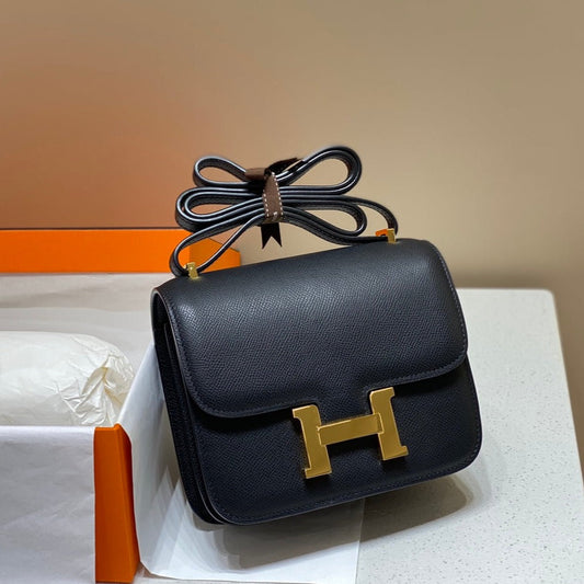 Constance 24, cuero Epsom negro, herrajes dorados