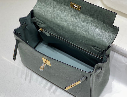 HM Kelly 32 cm, piel Togo verde almendra, herrajes dorados