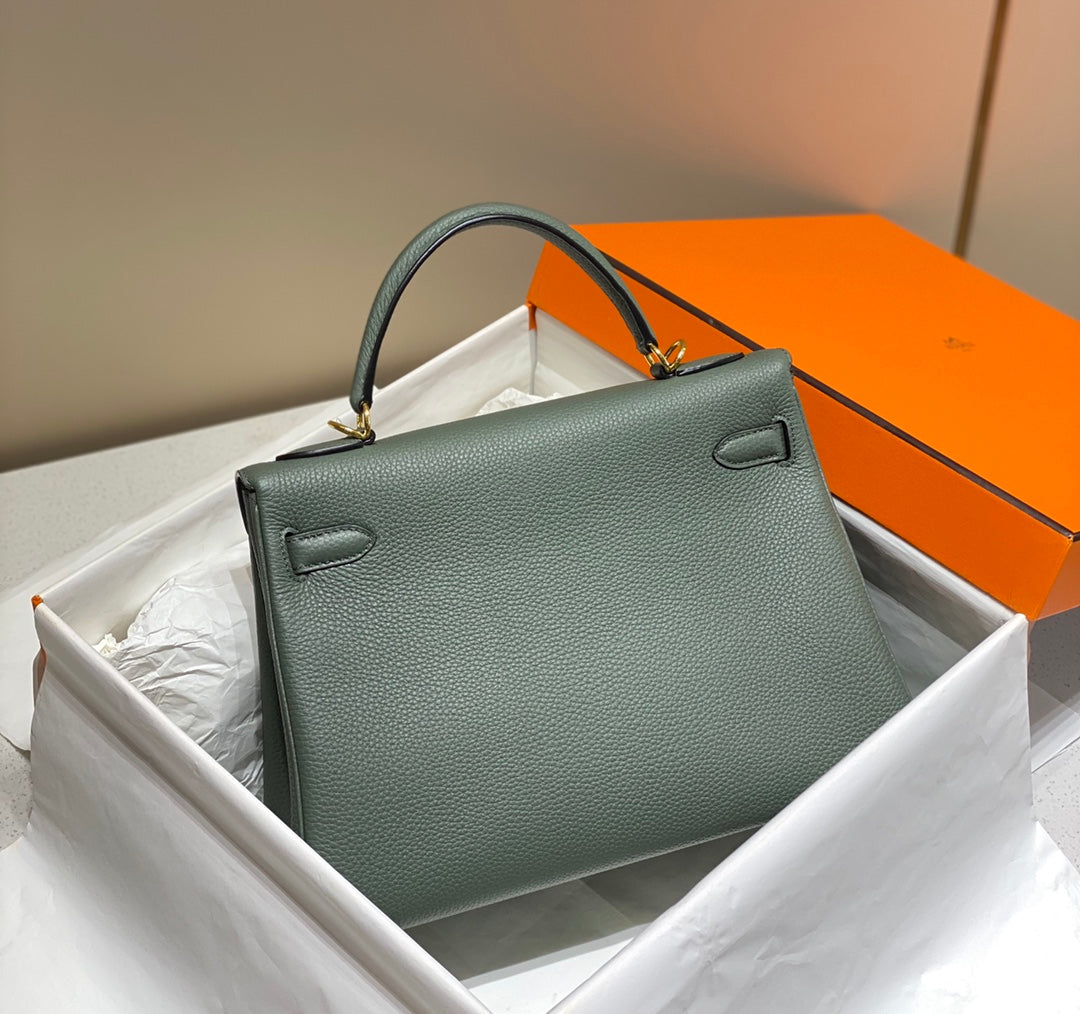 HM Kelly 32 cm, piel Togo verde almendra, herrajes dorados