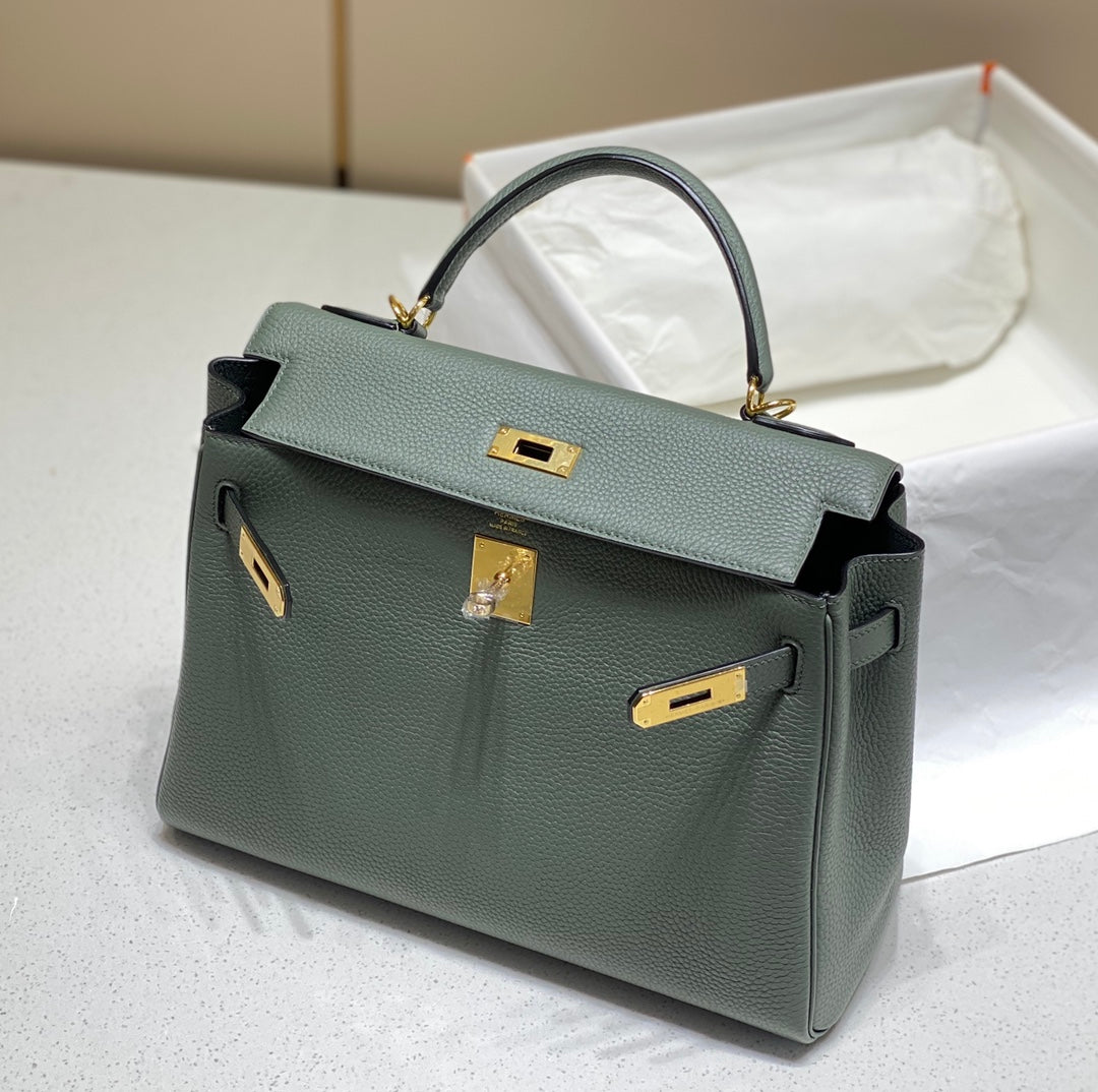 HM Kelly 32 cm, piel Togo verde almendra, herrajes dorados