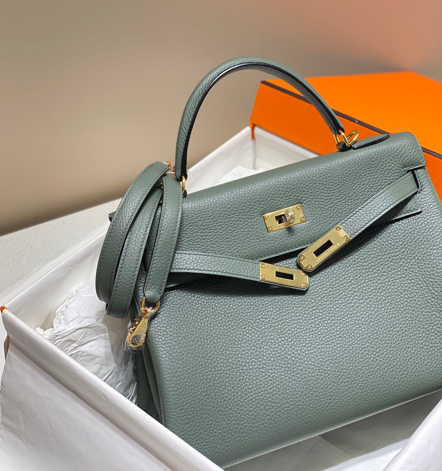 HM Kelly 32 cm, piel Togo verde almendra, herrajes dorados