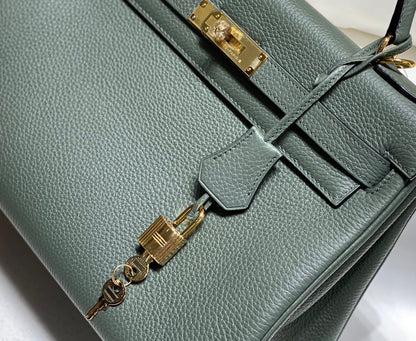 HM Kelly 32 cm, piel Togo verde almendra, herrajes dorados