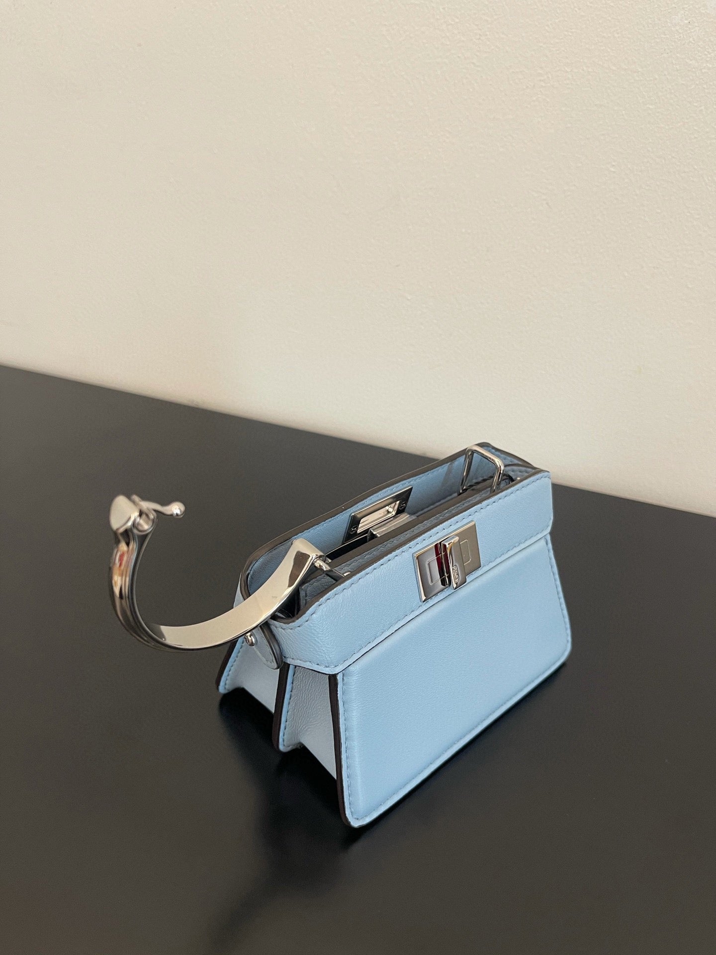 BOLSO FENDI PEEKABOO ISEEU MICRO 12 DE PIEL DE BECERRO AZUL CLARO CON HERRAJES DORADOS
