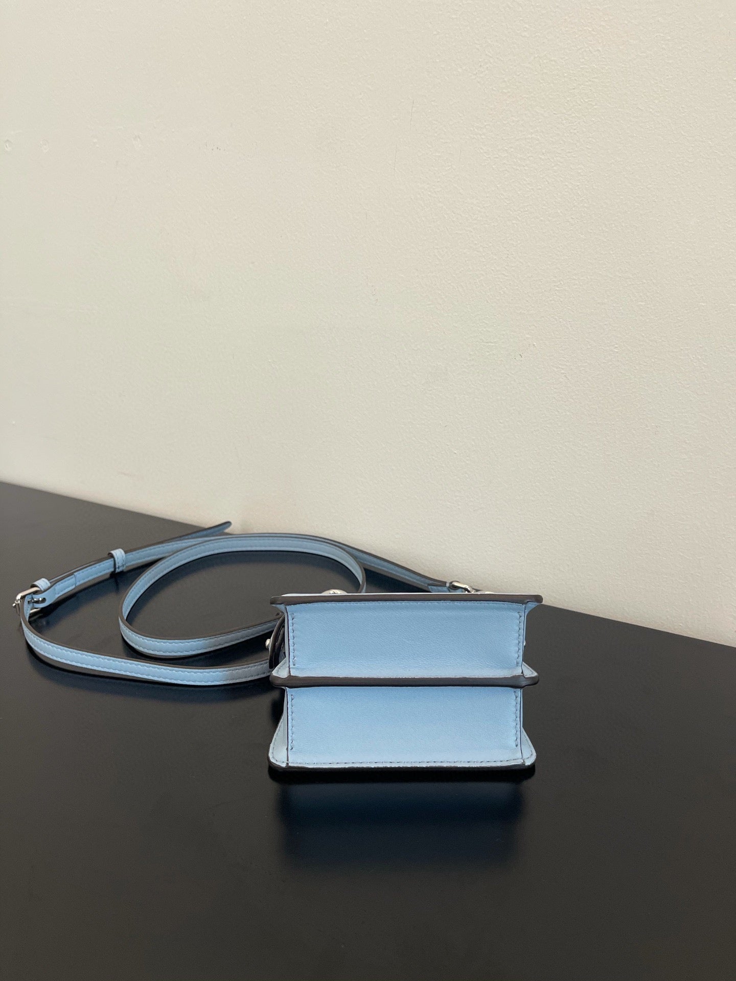 BOLSO FENDI PEEKABOO ISEEU MICRO 12 DE PIEL DE BECERRO AZUL CLARO CON HERRAJES DORADOS