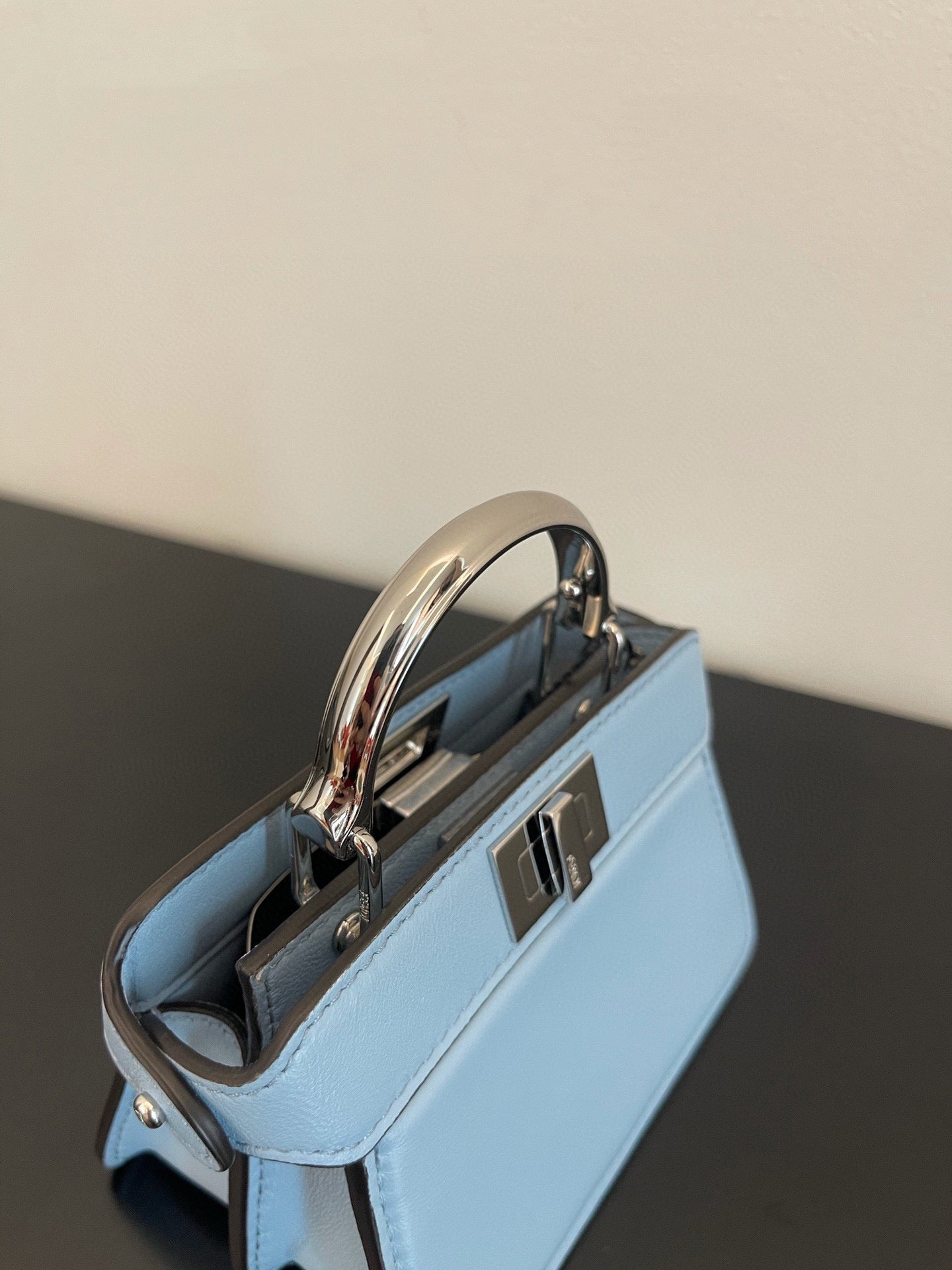 BOLSO FENDI PEEKABOO ISEEU MICRO 12 DE PIEL DE BECERRO AZUL CLARO CON HERRAJES DORADOS