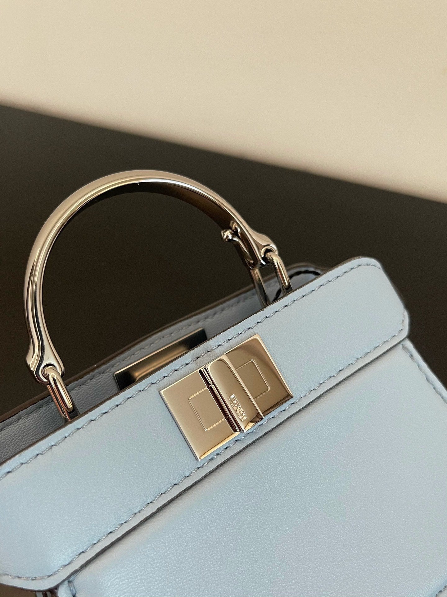 BOLSO FENDI PEEKABOO ISEEU MICRO 12 DE PIEL DE BECERRO AZUL CLARO CON HERRAJES DORADOS