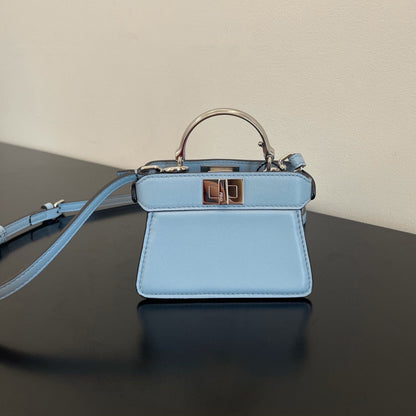 BOLSO FENDI PEEKABOO ISEEU MICRO 12 DE PIEL DE BECERRO AZUL CLARO CON HERRAJES DORADOS