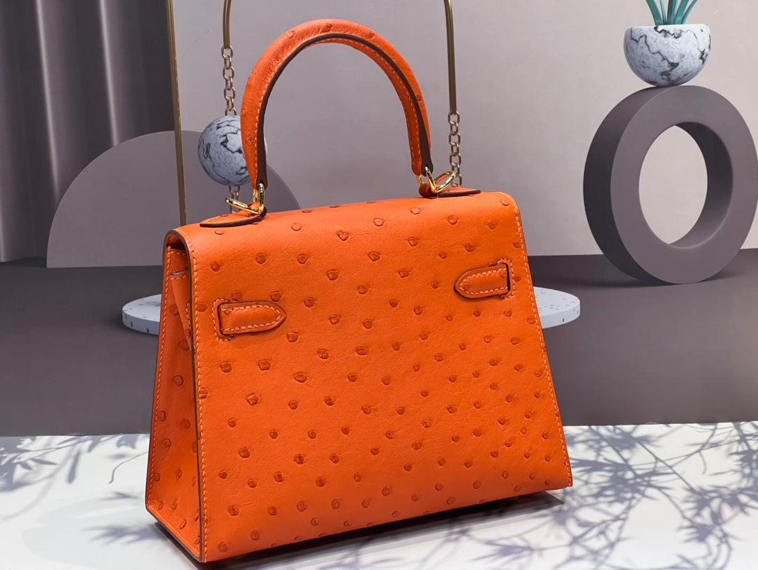 BOLSO KELLY 20 EN PIEL DE AVESTRUZ NARANJA FUEGO CON HERRAJES DORADOS (HECHO BAJO PEDIDO)