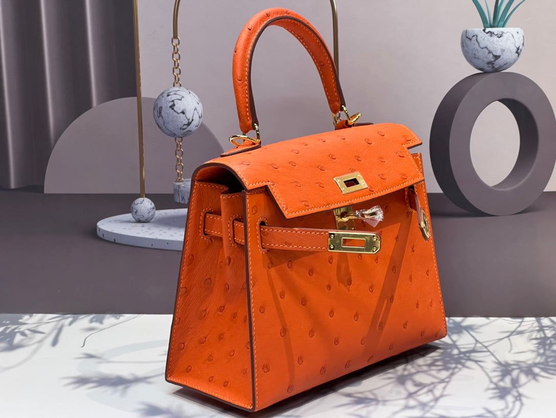 BOLSO KELLY 20 EN PIEL DE AVESTRUZ NARANJA FUEGO CON HERRAJES DORADOS (HECHO BAJO PEDIDO)