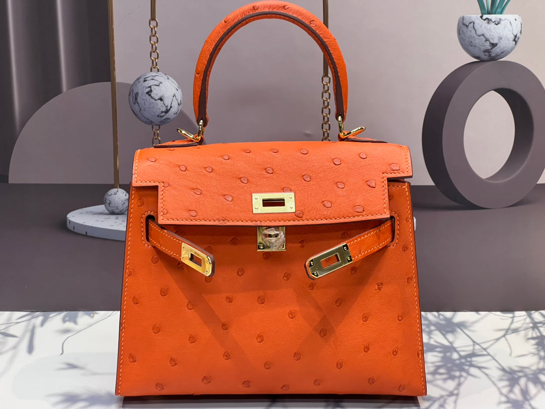 BOLSO KELLY 20 EN PIEL DE AVESTRUZ NARANJA FUEGO CON HERRAJES DORADOS (HECHO BAJO PEDIDO)