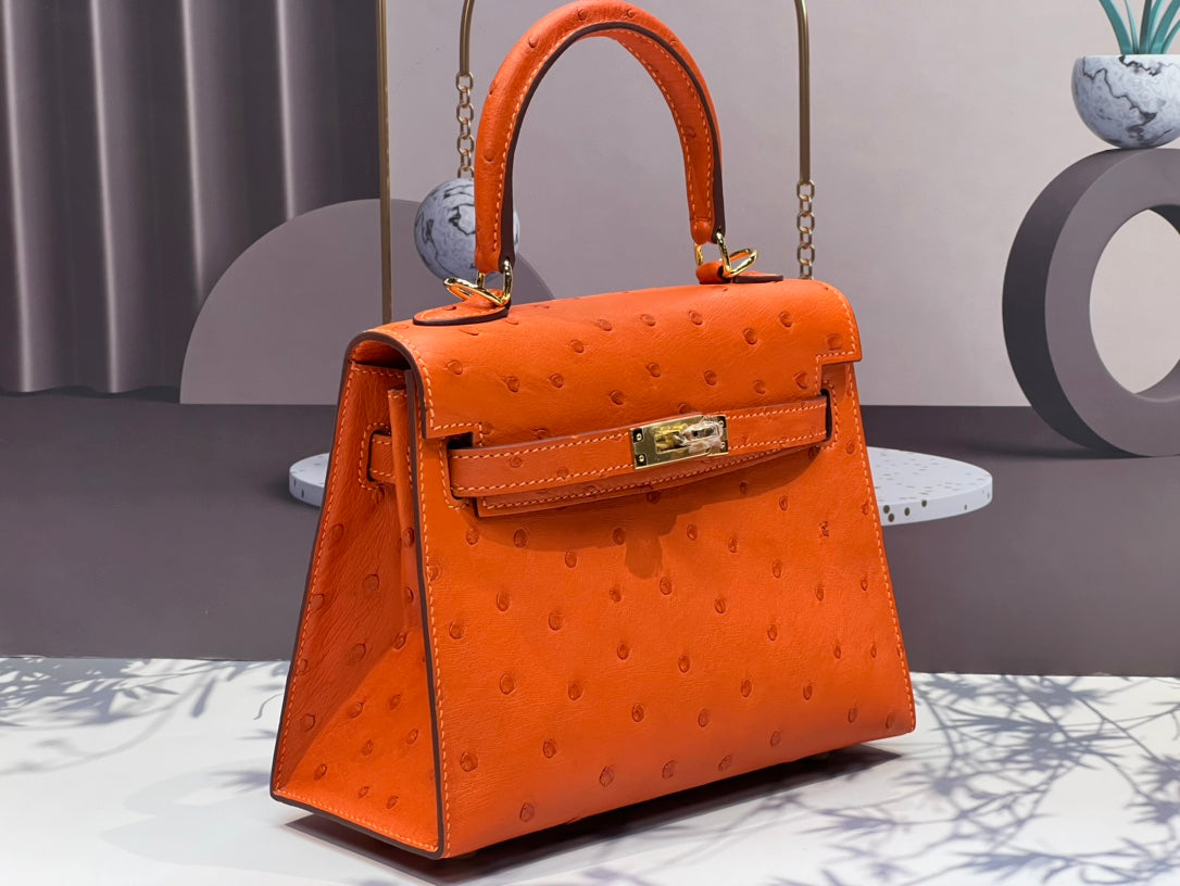 BOLSO KELLY 20 EN PIEL DE AVESTRUZ NARANJA FUEGO CON HERRAJES DORADOS (HECHO BAJO PEDIDO)