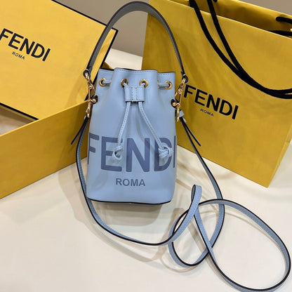 BOLSO MON TRESOR MINI 18 DE PIEL DE BECERRO AZUL CLARO FF CON HERRAJES DORADOS