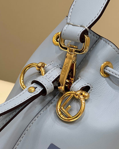 BOLSO MON TRESOR MINI 18 DE PIEL DE BECERRO AZUL CLARO FF CON HERRAJES DORADOS