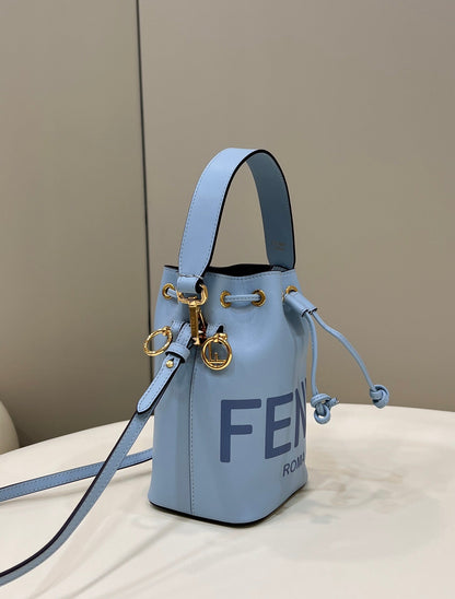 BOLSO MON TRESOR MINI 18 DE PIEL DE BECERRO AZUL CLARO FF CON HERRAJES DORADOS