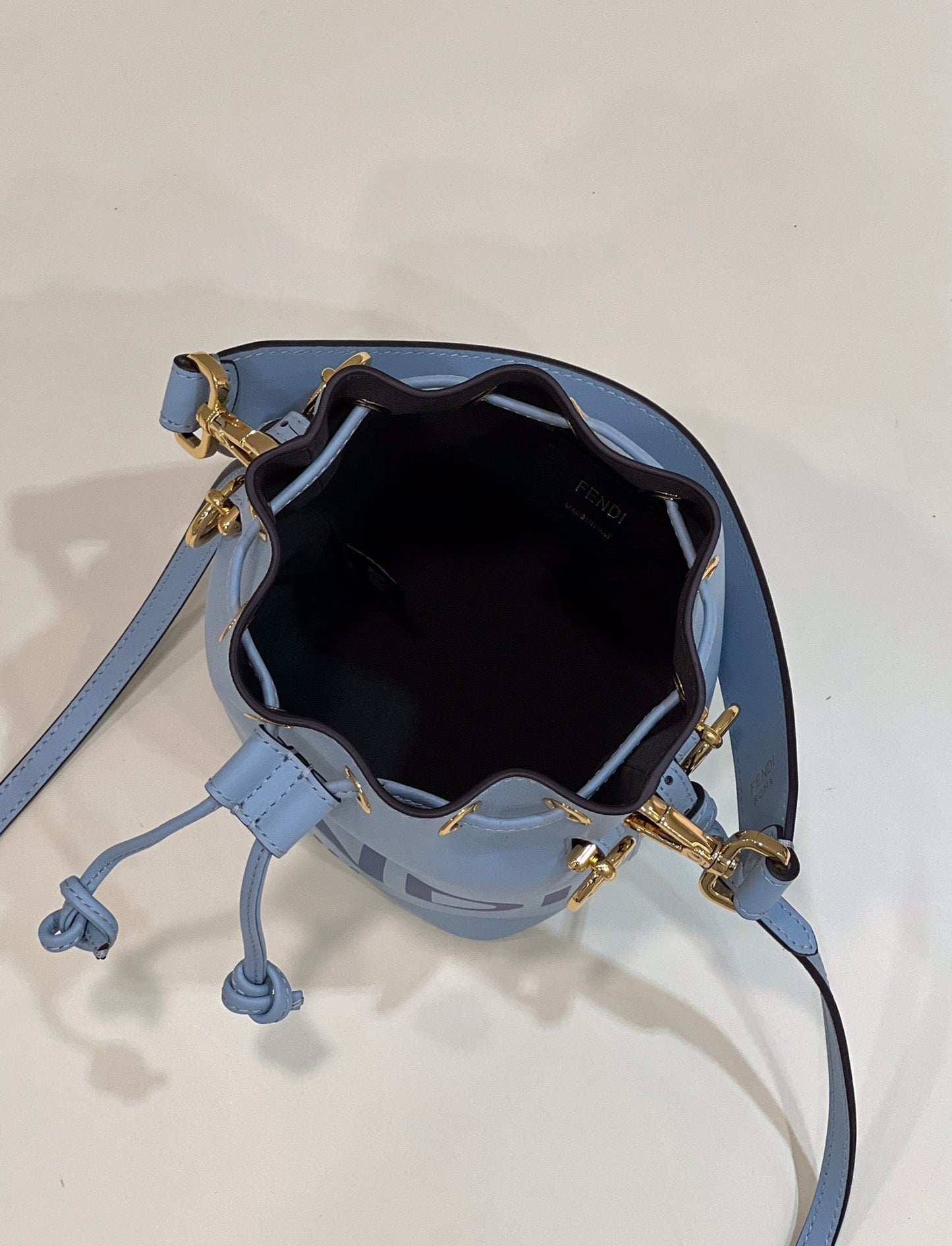 BOLSO MON TRESOR MINI 18 DE PIEL DE BECERRO AZUL CLARO FF CON HERRAJES DORADOS