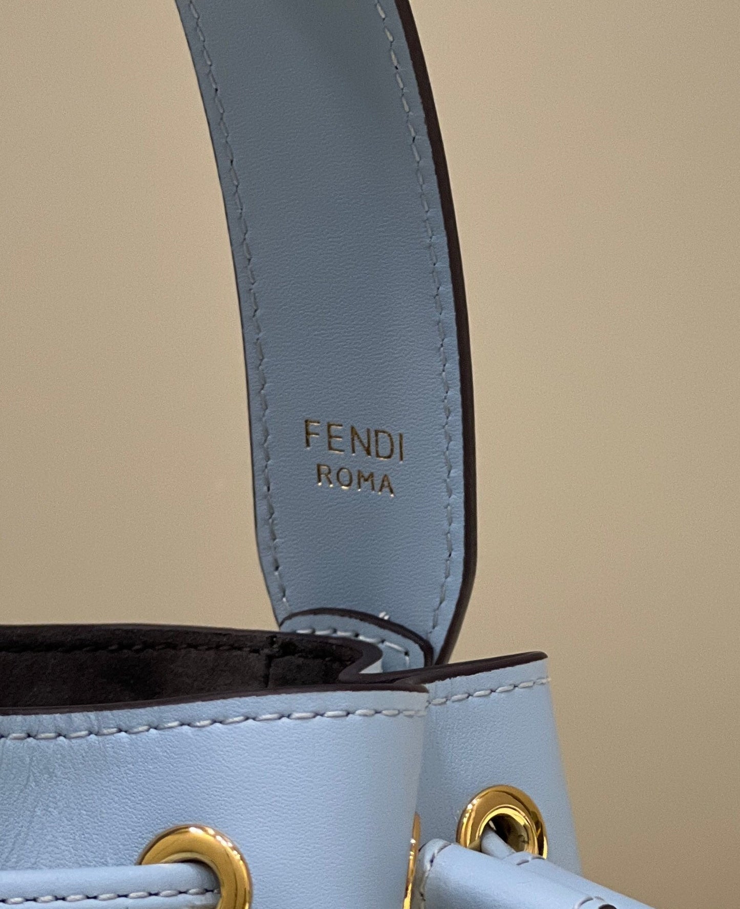 BOLSO MON TRESOR MINI 18 DE PIEL DE BECERRO AZUL CLARO FF CON HERRAJES DORADOS