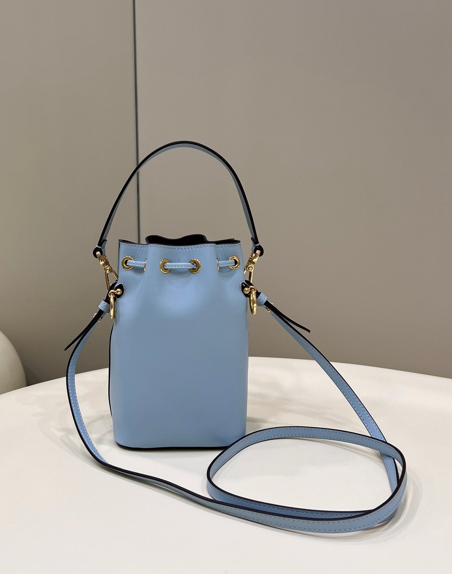 BOLSO MON TRESOR MINI 18 DE PIEL DE BECERRO AZUL CLARO FF CON HERRAJES DORADOS