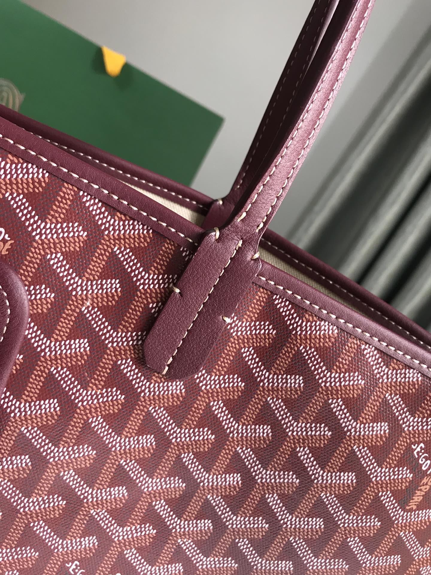 SAC CHIEN GRIS 33 EN TOILE GOYARDINE ROUGE VIN ET GARNITURES EN CUIR DE VEAU