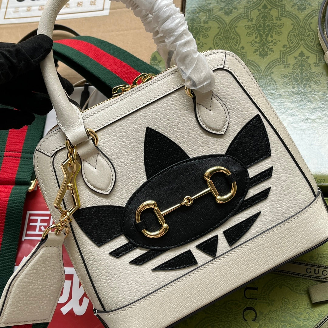 BOLSO TOTE GGxADIDAS HORSEBIT 1955 20 CON CORREA DE TEJIDO EN PIEL DE BECERRO BLANCA Y NEGRA CON HERRAJES DORADOS