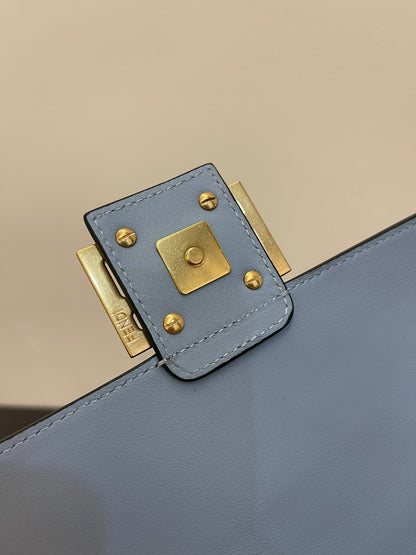 Sac Fend Baguette 24 avec motif FF en cuir bleu bébé GHW 