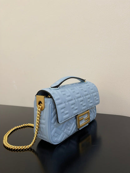 Sac Fend Baguette 24 avec motif FF en cuir bleu bébé GHW 