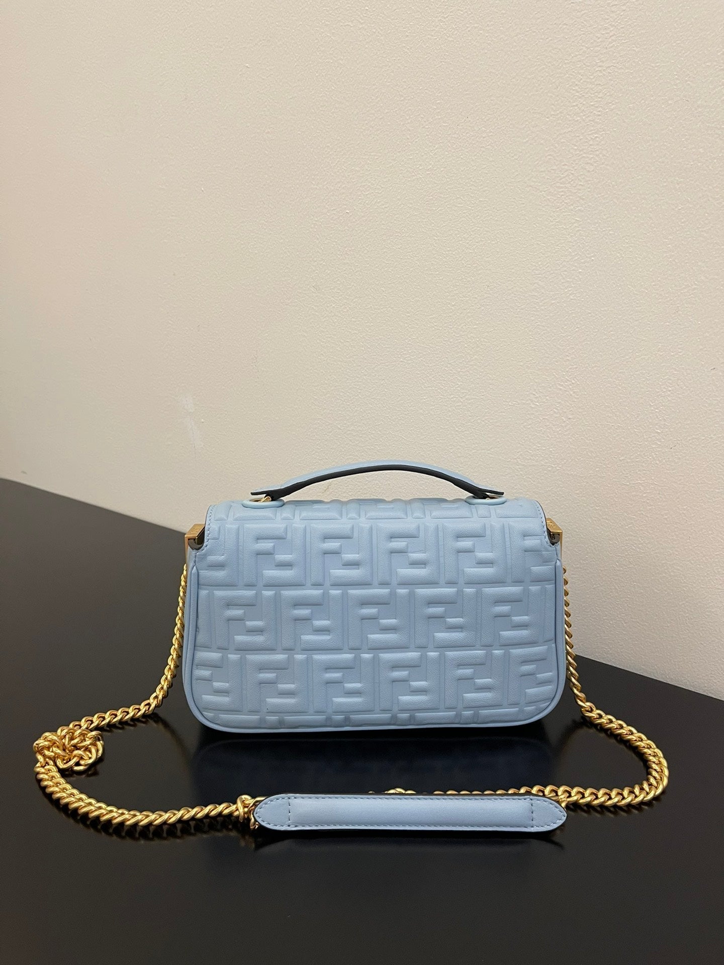 Sac Fend Baguette 24 avec motif FF en cuir bleu bébé GHW 