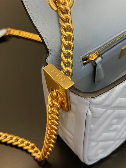 Sac Fend Baguette 24 avec motif FF en cuir bleu bébé GHW 