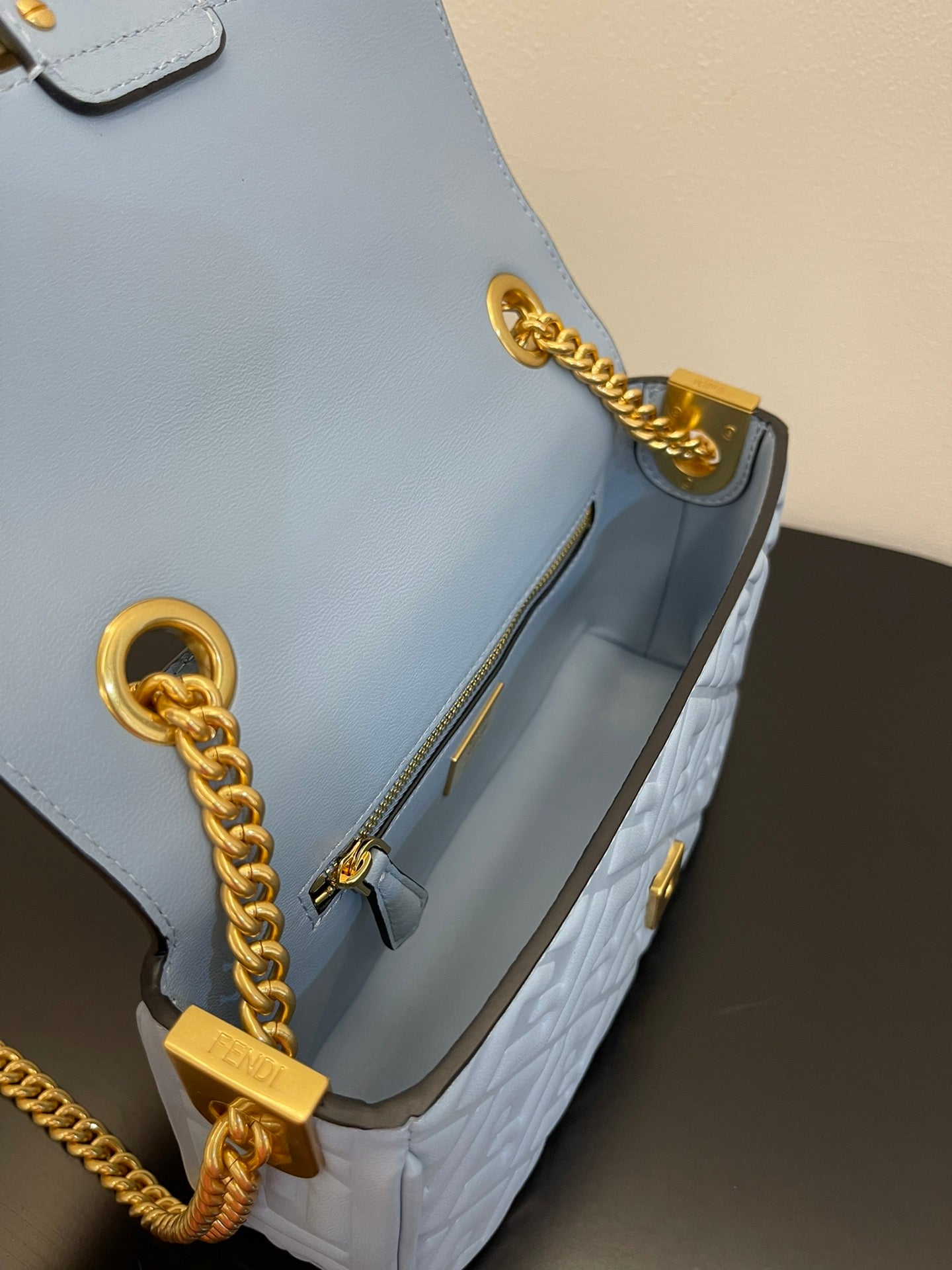 Sac Fend Baguette 24 avec motif FF en cuir bleu bébé GHW 