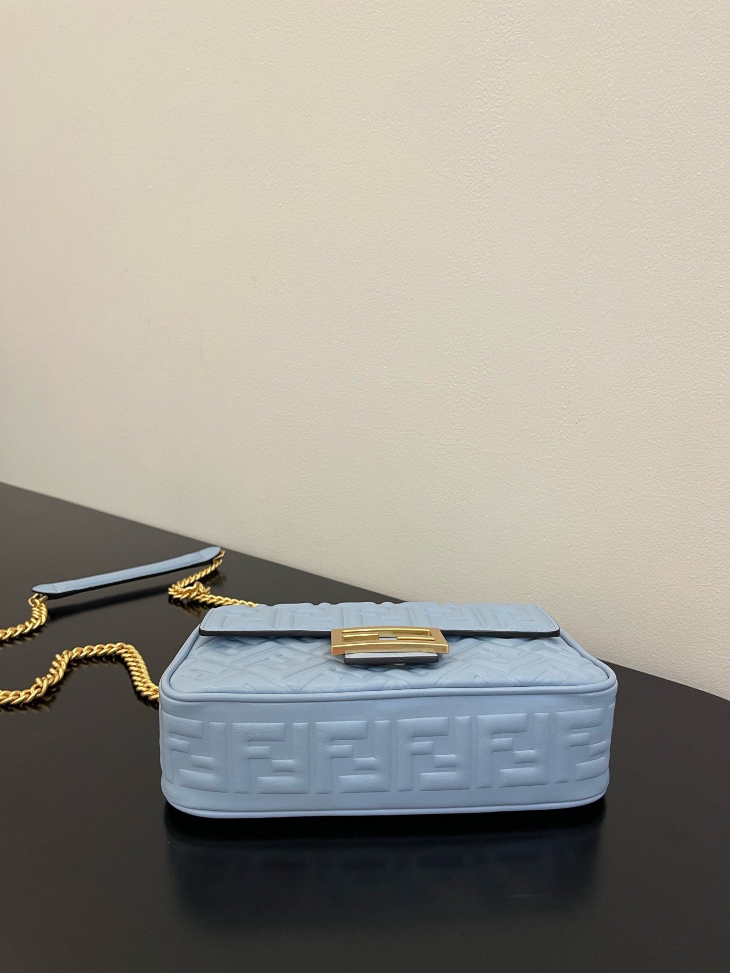 Sac Fend Baguette 24 avec motif FF en cuir bleu bébé GHW 
