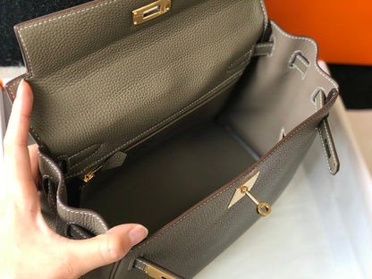 Hm Kelly 32 cm, piel Togo color topo, herrajes dorados