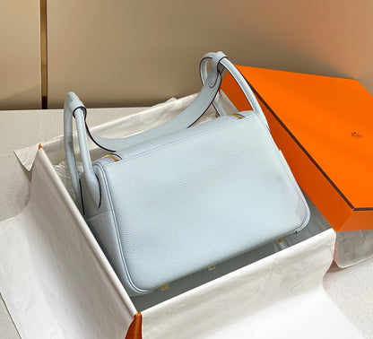 BOLSO HM LINDY 30 PIEL TAURILLON CLEMENCE AZUL PASTEL