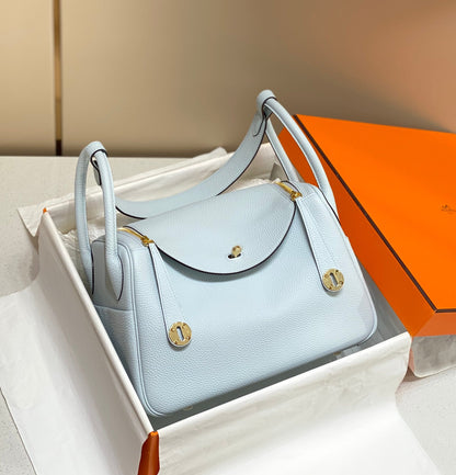BOLSO HM LINDY 30 PIEL TAURILLON CLEMENCE AZUL PASTEL