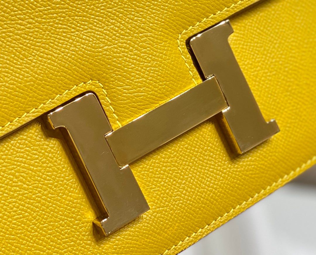 Constance 24, cuero Epsom amarillo, herrajes dorados