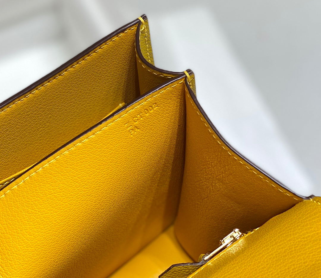 Constance 24, cuero Epsom amarillo, herrajes dorados