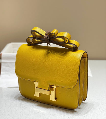 Constance 24, cuero Epsom amarillo, herrajes dorados