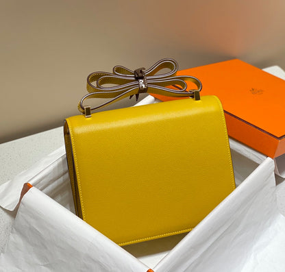 Constance 24, cuero Epsom amarillo, herrajes dorados