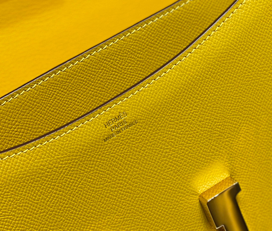 Constance 24, cuero Epsom amarillo, herrajes dorados