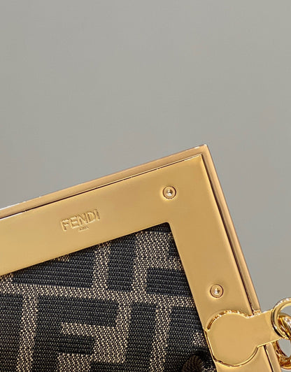 BOLSO FENDI FIRST SMALL 26 DE PIEL ROSA CLARO CON DETALLES EXÓTICOS