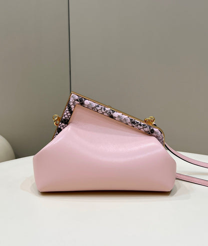 BOLSO FENDI FIRST SMALL 26 DE PIEL ROSA CLARO CON DETALLES EXÓTICOS