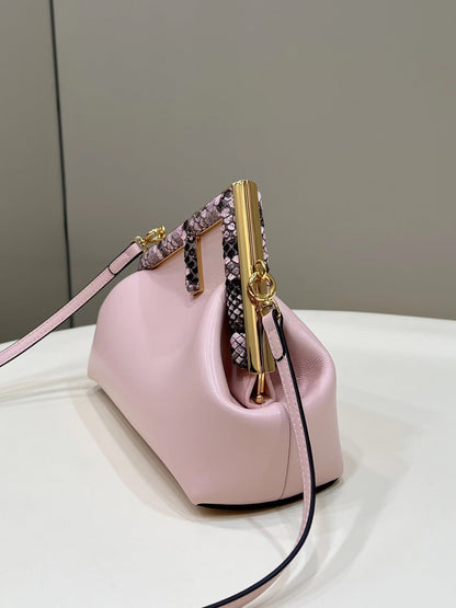 BOLSO FENDI FIRST SMALL 26 DE PIEL ROSA CLARO CON DETALLES EXÓTICOS