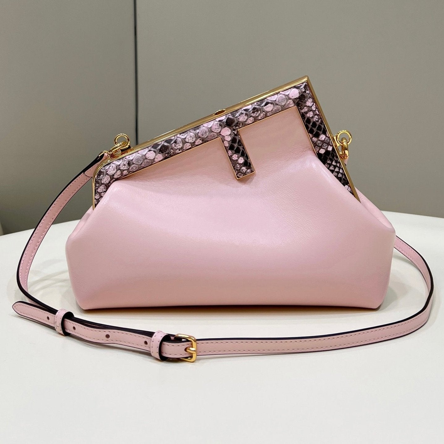 BOLSO FENDI FIRST SMALL 26 DE PIEL ROSA CLARO CON DETALLES EXÓTICOS