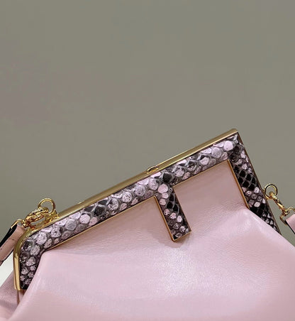 BOLSO FENDI FIRST SMALL 26 DE PIEL ROSA CLARO CON DETALLES EXÓTICOS