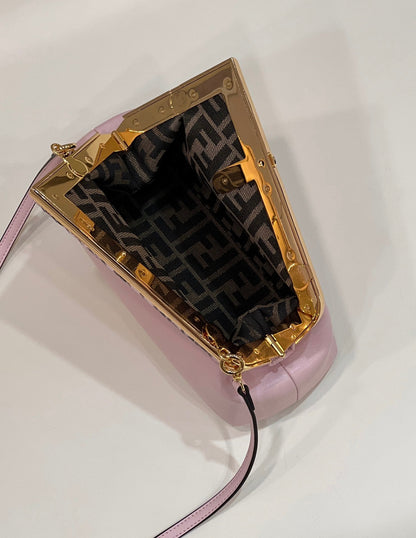 BOLSO FENDI FIRST SMALL 26 DE PIEL ROSA CLARO CON DETALLES EXÓTICOS