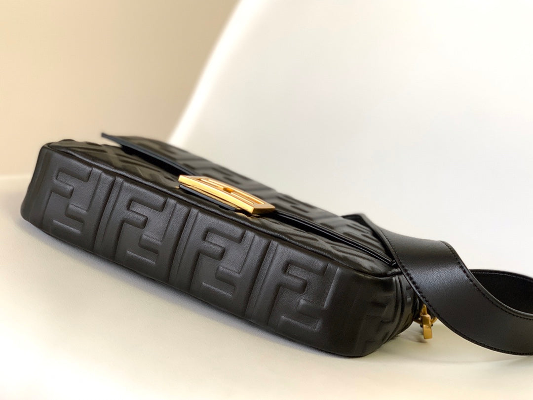 Sac Fend Baguette 27 en cuir noir à motif FF GHW 